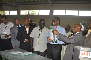 akinwumi adesina honore pour une decennie d impact en afrique le dr akinwumi adesina president de la banque africaine de developpement bad a ete honore du tout premier prix africain de la decennie lors du forum de l investissement en afrique qui s est