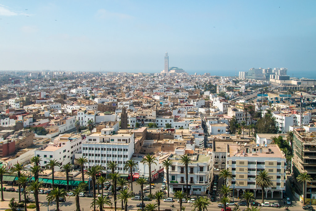 casablanca la ville qui se revait en new york de l afrique alors que la ville blanche se prepare a accueillir la can 2025 et la coupe du monde 2030 cette metropole vibrante de 4 millions d habitants profite de l occasion pour renforcer son statut de grosse
