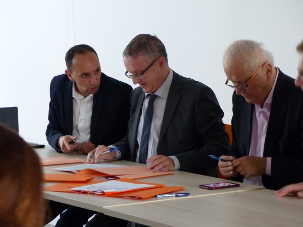 orange accelere l inclusion numerique en afrique decrytage tres implante sur le continent l operateur va deployer des infrastructures telecoms dans les zones non couvertes de huit pays