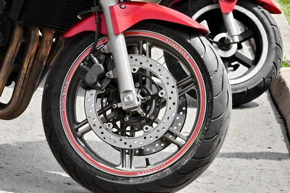 spiro domine le marche de la moto electrique en afrique pres de 25 millions de deux roues motorises circulent en afrique dont 30 000 motos electriques un marche a 90 entre les mains d un acteur spiro l entreprise s est
